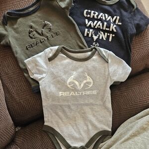 Realtree Baby Short Sleeve Bodysuits - Gray with Olive Trim